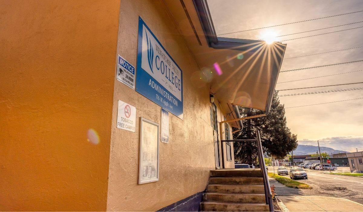 Edificio de servicios administrativos del campus de Omak