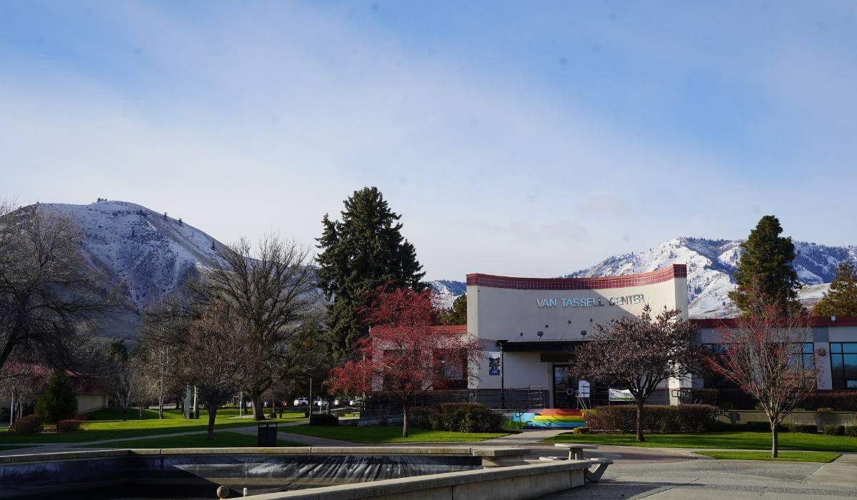 Campus de Wenatchee Campus finales del invierno, con las estribaciones nevadas al fondo.