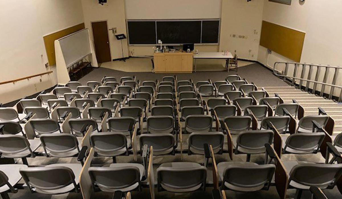 El auditorio del Brown Hall, con la pizarra y el atril de frente.