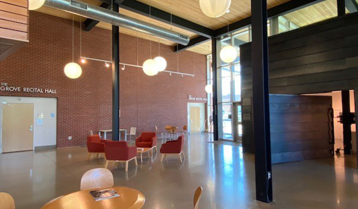El vestíbulo del Centro de Música y Arte, con zonas de descanso, la Galería MAC y las entradas a la sala de recitales.