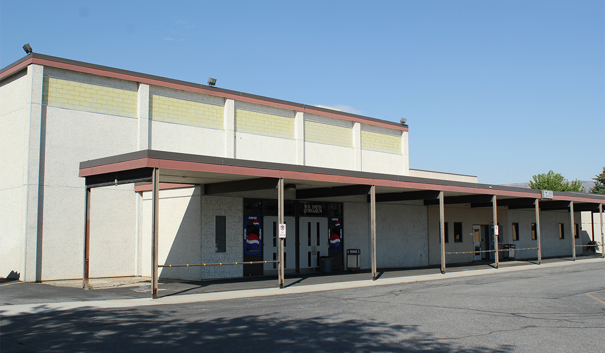 Una vista exterior del gimnasio Smith.