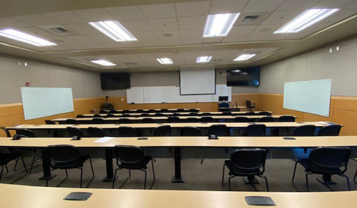 Una sala de conferencias en el edificio Wenatchi Hall, con vistas a las pantallas de proyección.