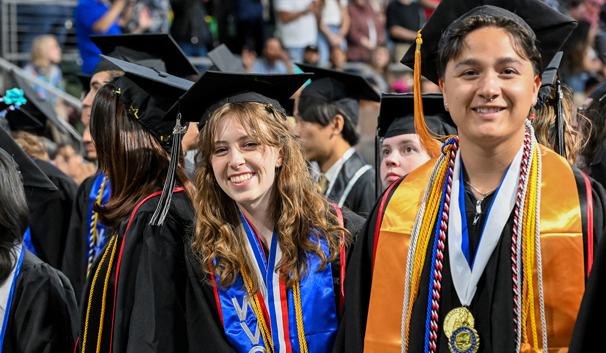 Graduadas en la ceremonia de graduación.