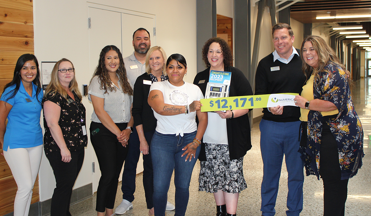 Numerica realiza una donación junto con un grupo de personas