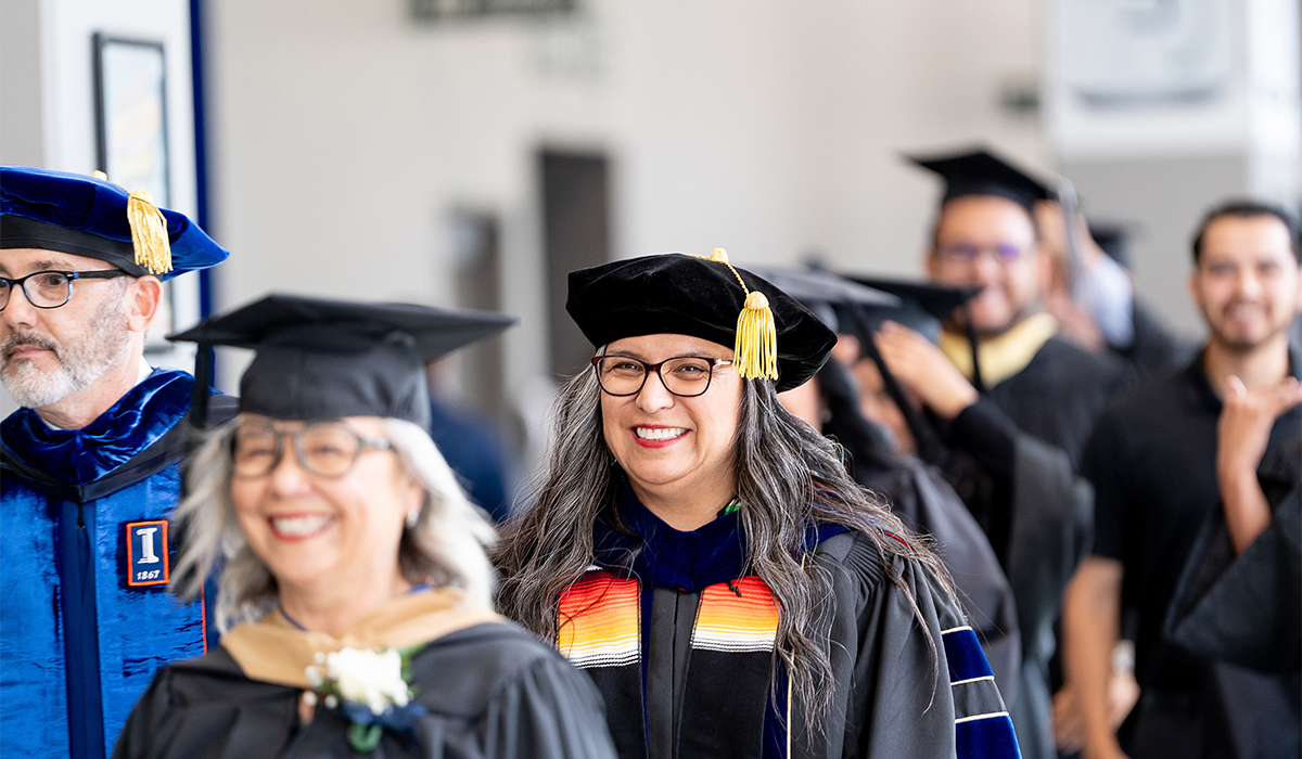 Fotografía de la vicepresidenta de Asuntos Estudiantiles, la Dra. Diana Garza, en la ceremonia de graduación