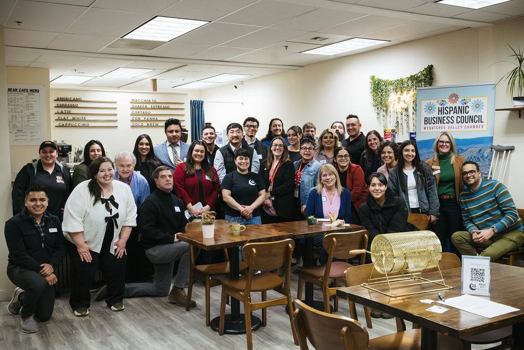Foto de grupo de los miembros de la comunidad de Conexión, tomada en el Moon Bean Cafe de East Wenatchee