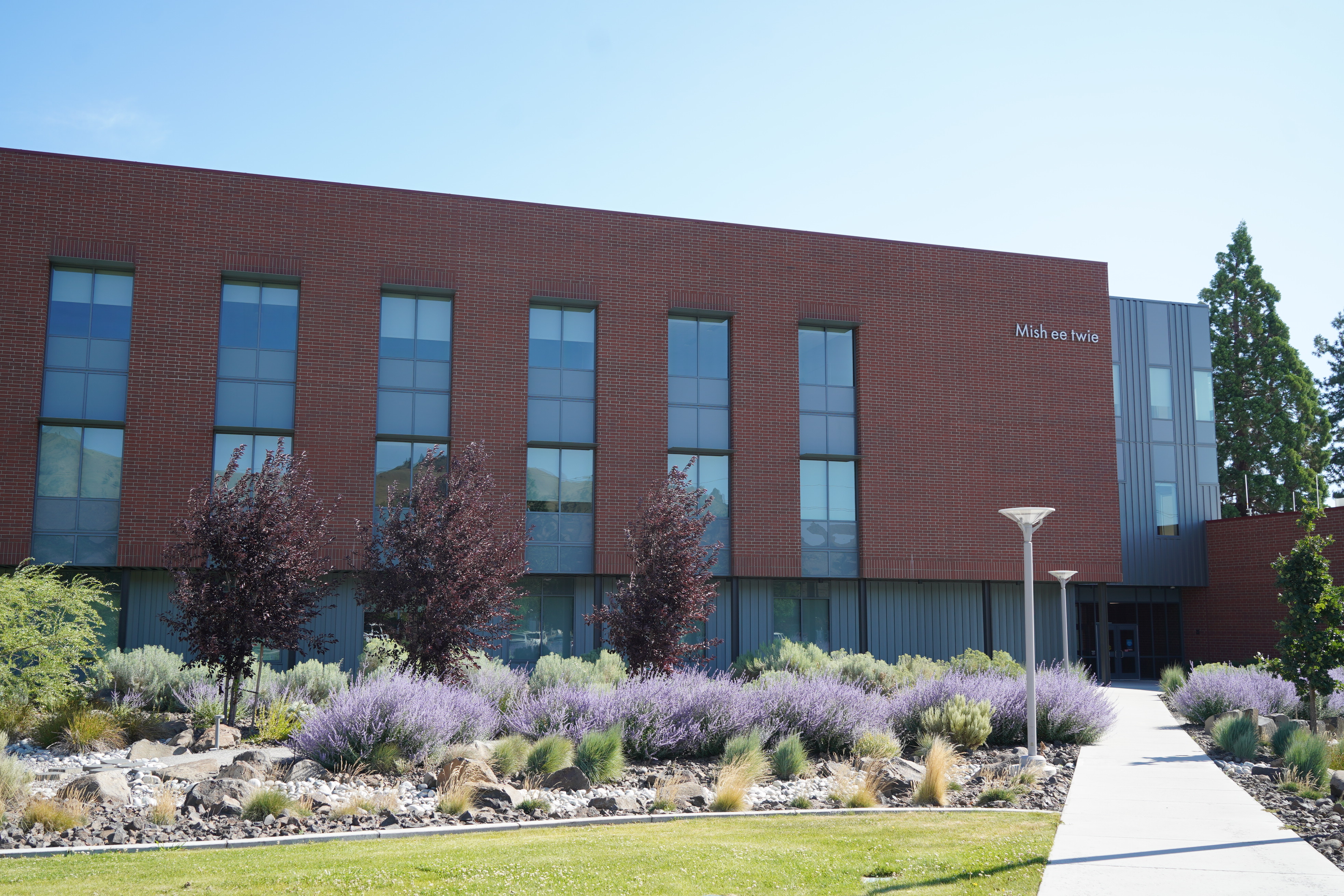 Fotografía del exterior del edificio Mish ee twie