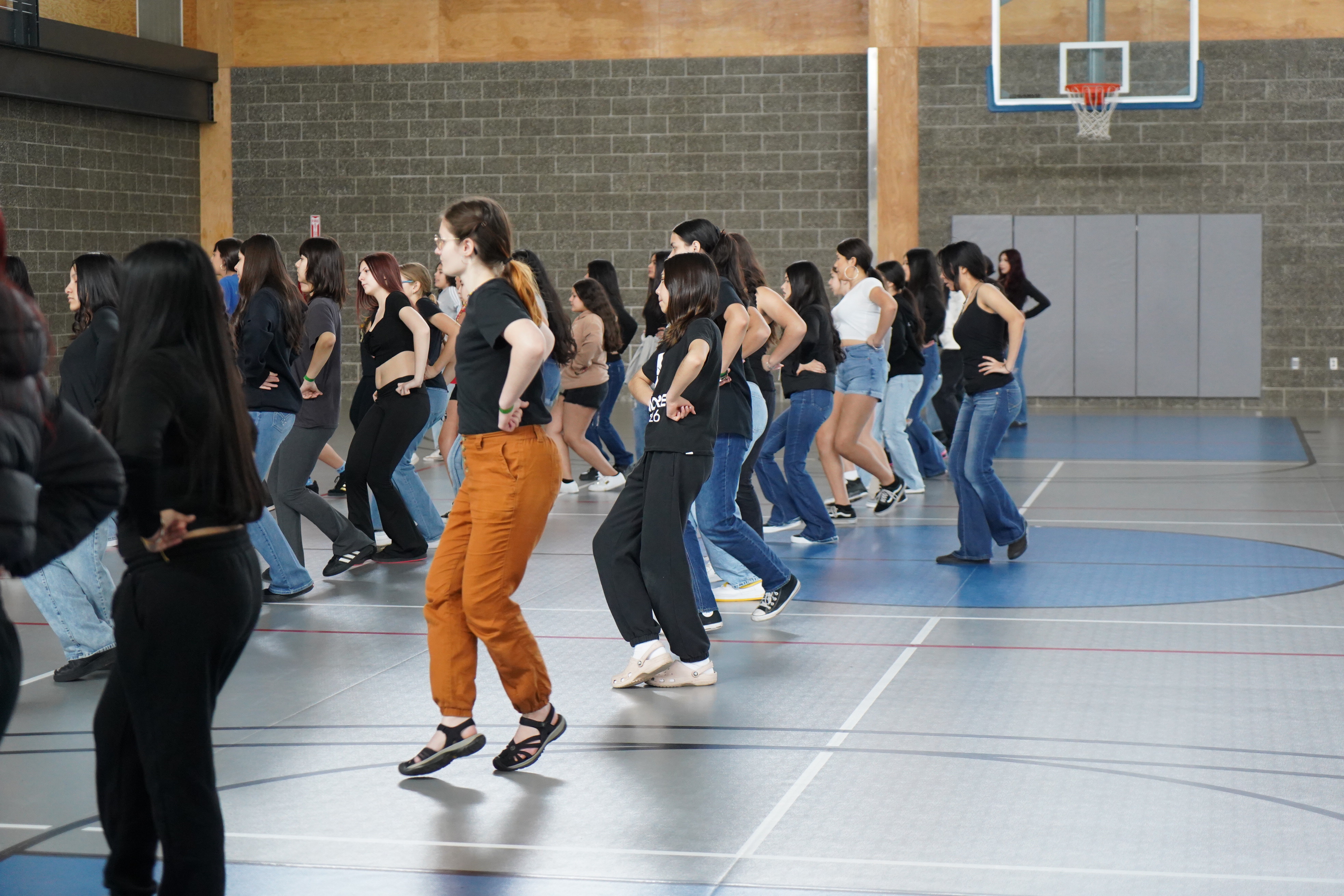 Imagen de los talleres de mariachi de 2025 en el WVC: bailarines folclóricos