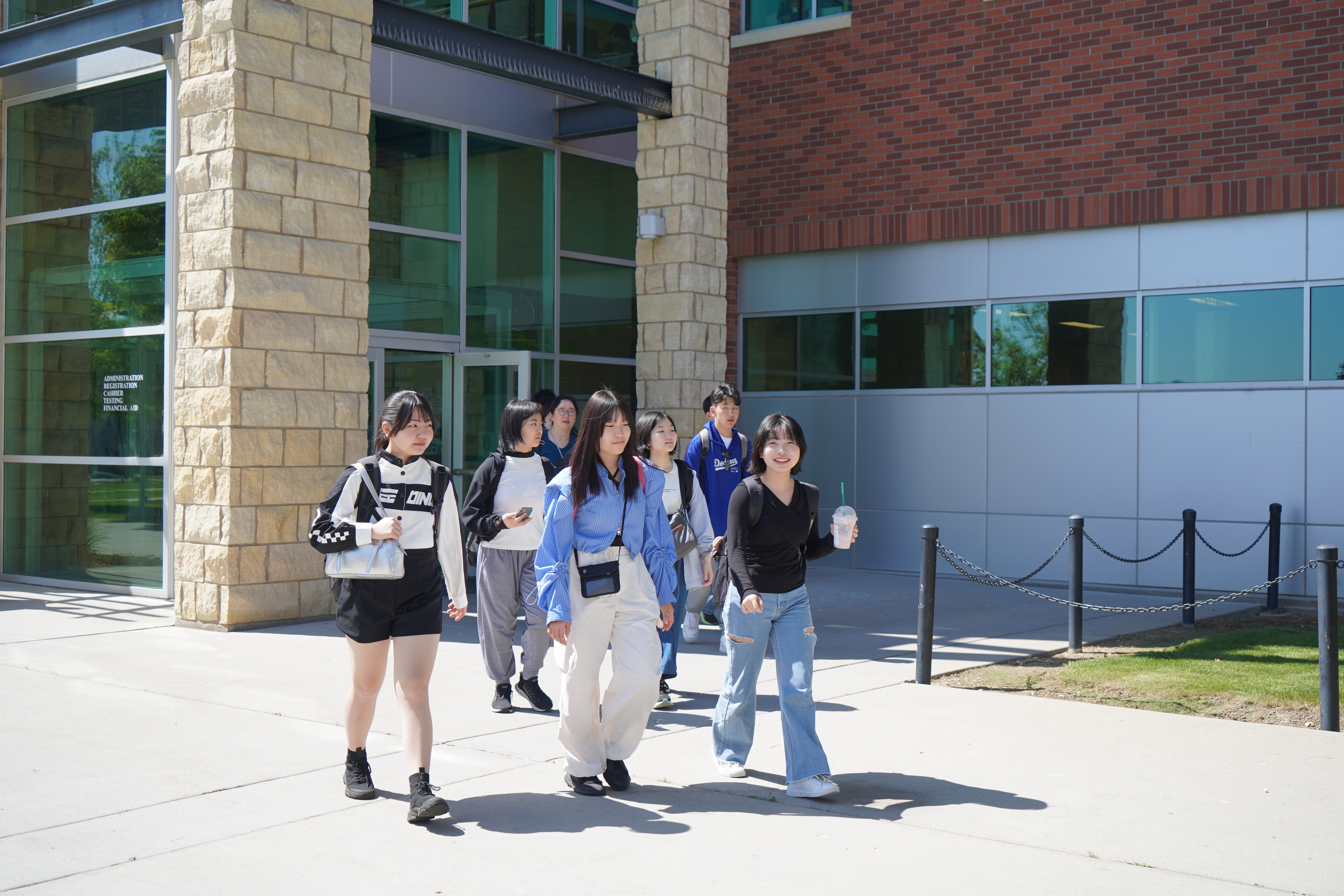 Imagen de la delegación de estudiantes de Misawa paseando por el campus de Wenatchee