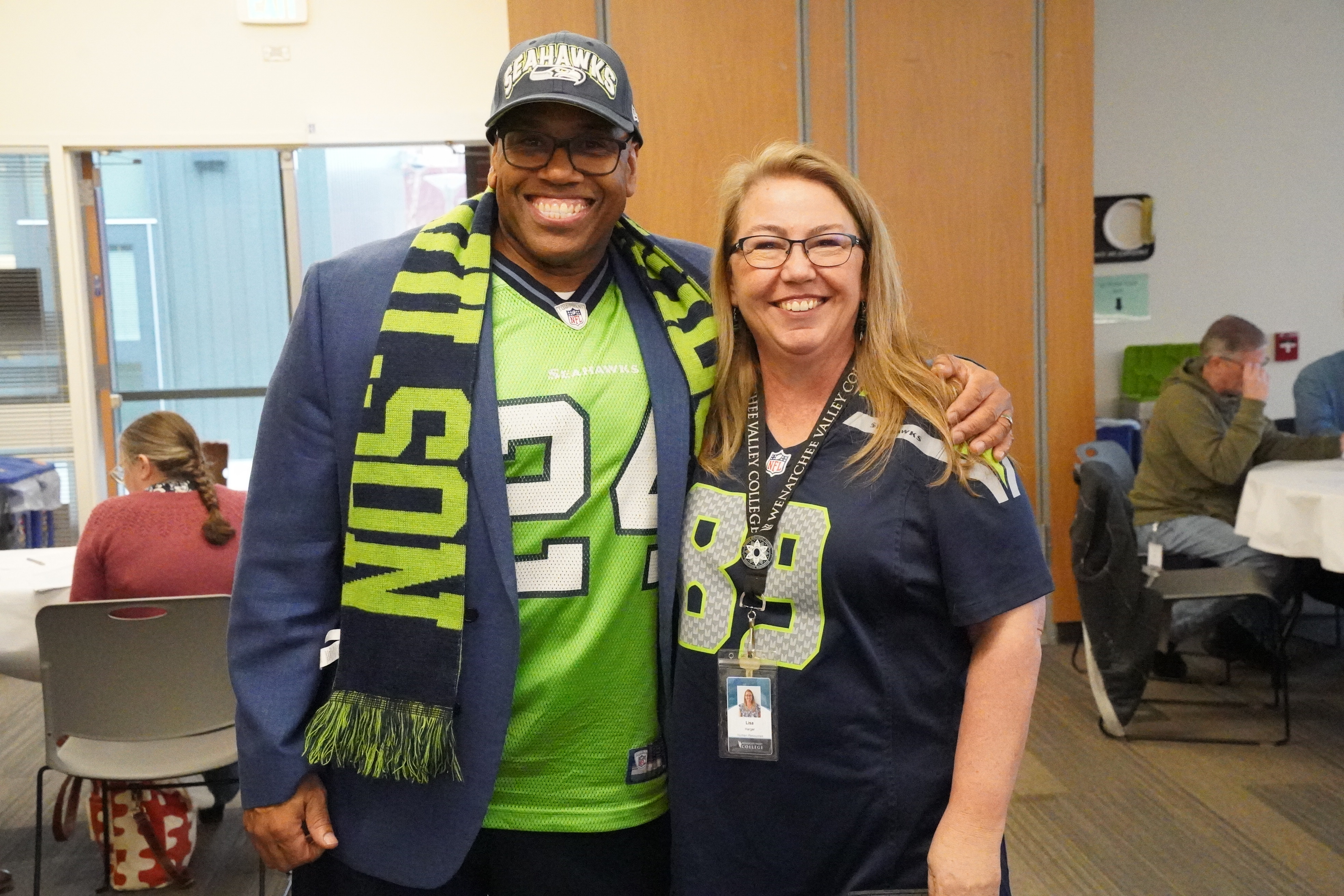 Fotografía del presidente Faimous Harrison con la vicepresidenta Lisa Harger
