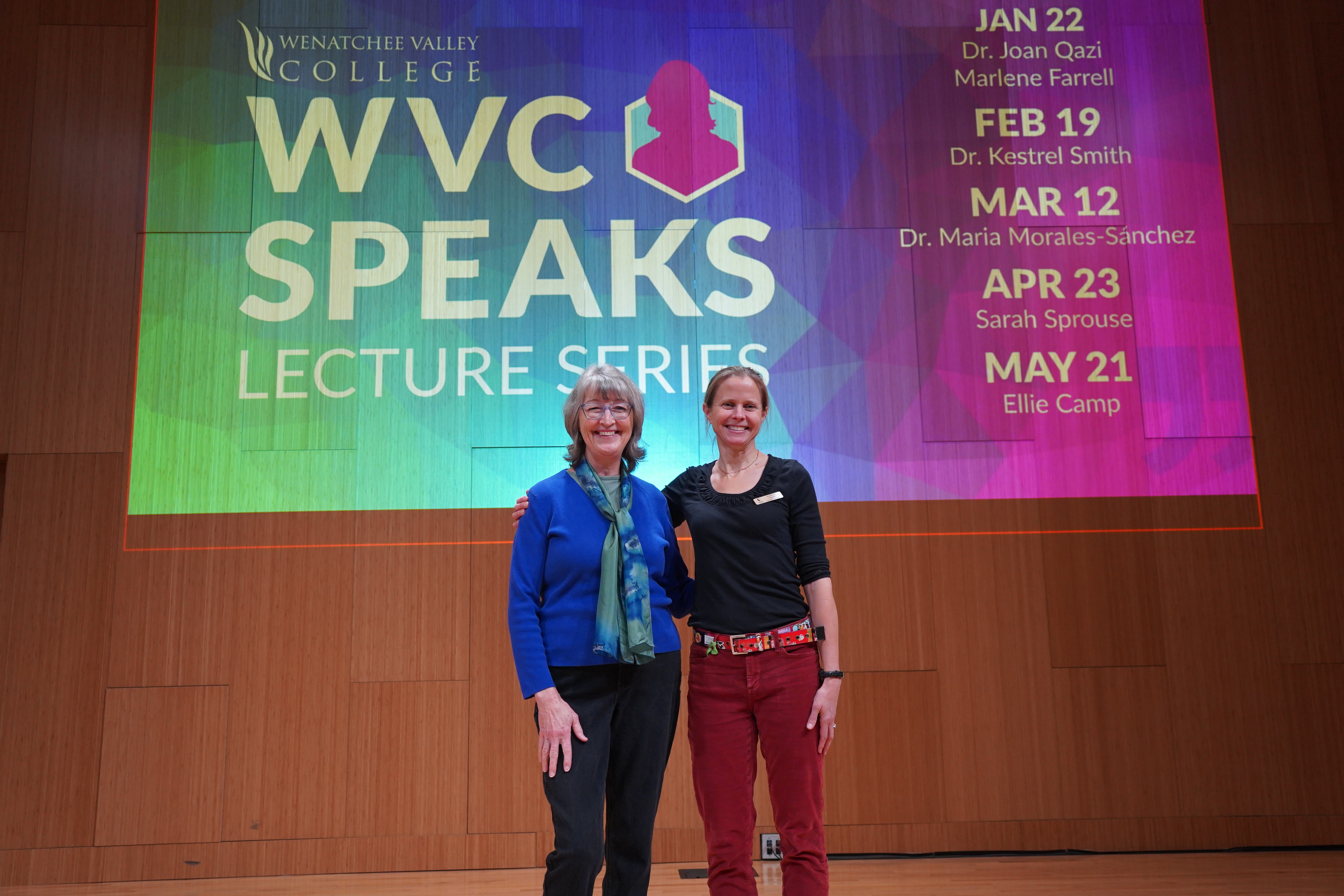 Imagen de la profesora Joan Qazi y Marlene Farrell, de Sustainable NCW, antes de su conferencia en el ciclo «WVC Speaks»