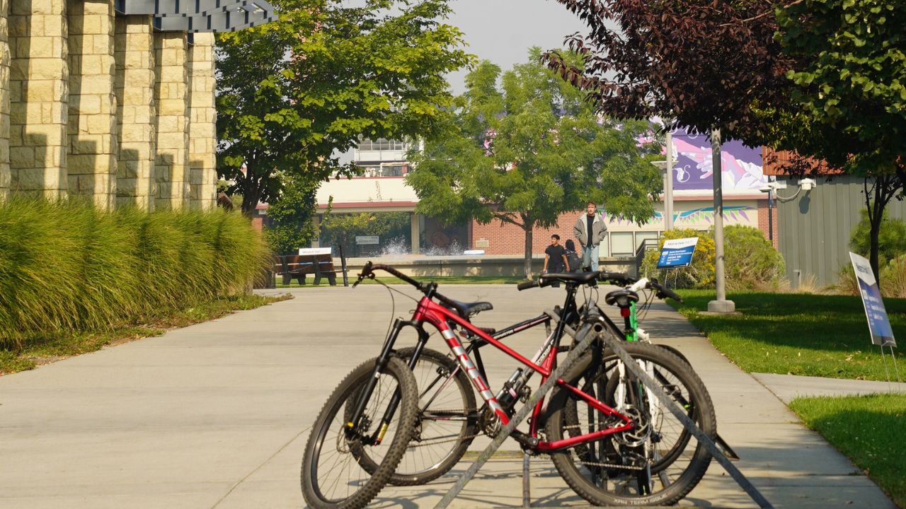 Bicicletas atadas a un aparcamiento para bicicletas situado frente al Wenatchi Hall