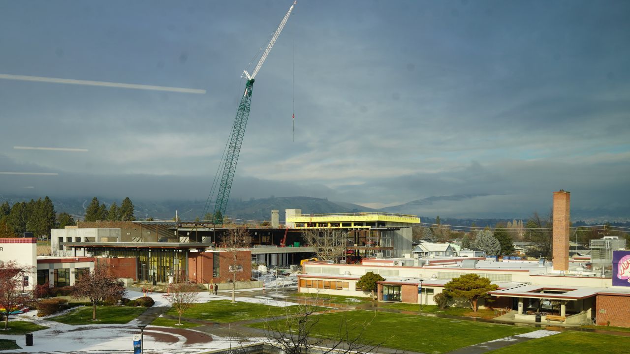 Gran grúa sobre la obra del nuevo edificio del CTEI en el campus de Wenatchee