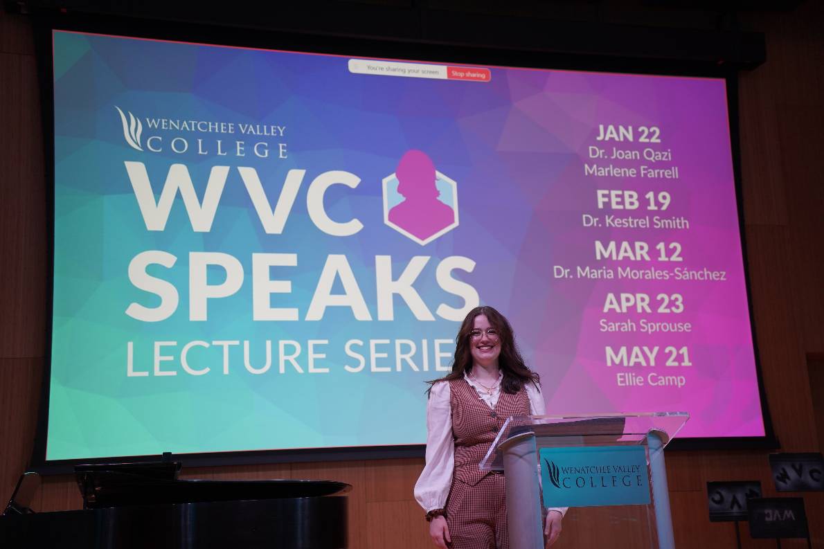 Ellie Camp, miembro del personal de WVC, en el escenario durante la conferencia del ciclo «WVC Speaks»