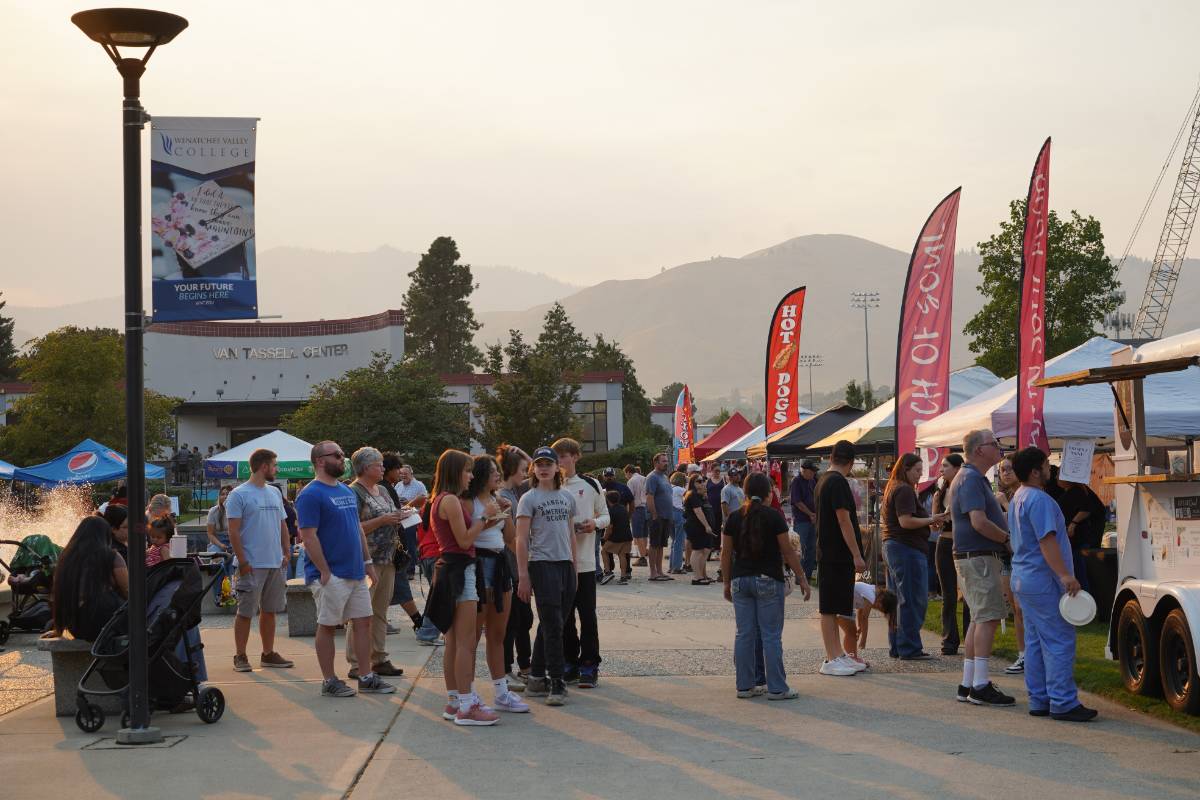 Evento «Food Truck Knight 2025» con puestos de comida, estudiantes y miembros de la comunidad