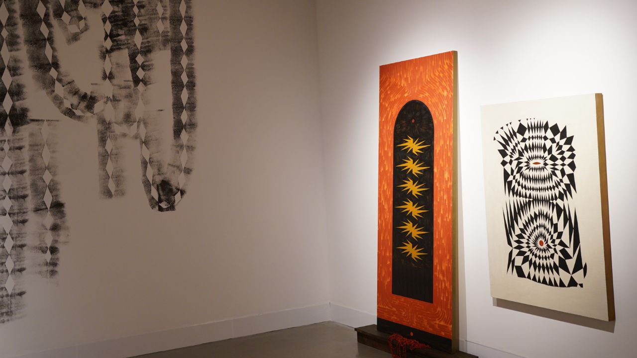 Interior de la Galería MAC del campus de Wenatchee, donde se muestra una exposición