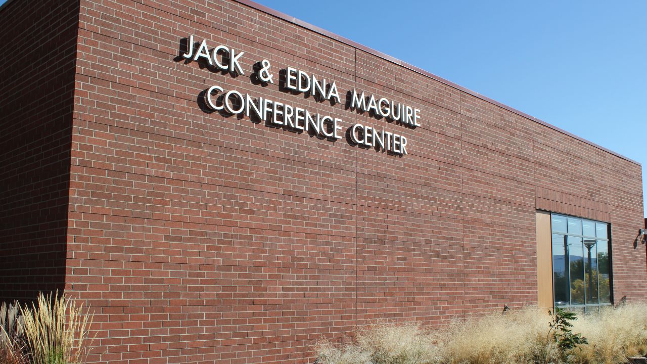 Exterior del Centro de Conferencias Jack y Edna Maguire, Campus de Wenatchee