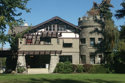 La caseta del pozo y los terrenos del campus