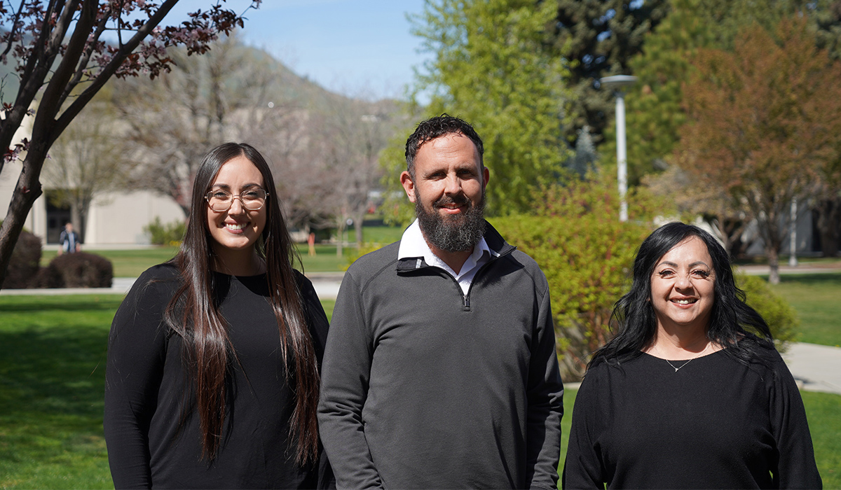 Tres orientadores del WVC posan en el exterior y sonríen a la cámara.