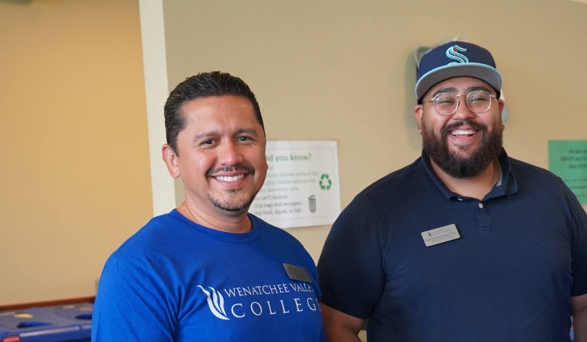 El personal de Ayuda Financiera de WVC posando cerca de sus oficinas