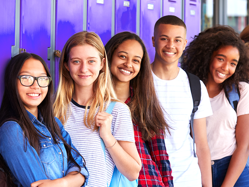 Estudiantes de secundaria junto a las taquillas.