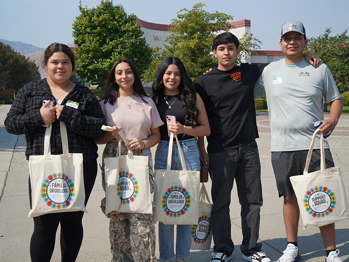 Cinco nuevos estudiantes salen del Centro Van Tassell.