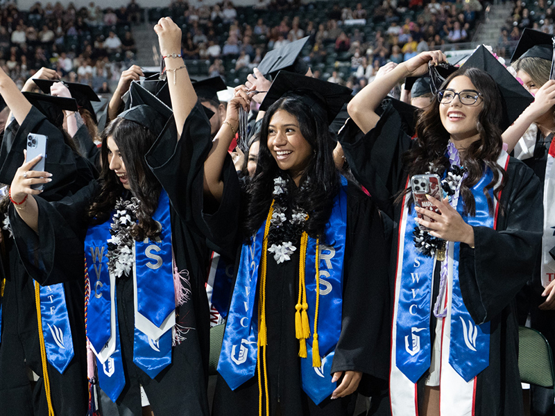 Graduados del programa Running Start en la ceremonia de graduación