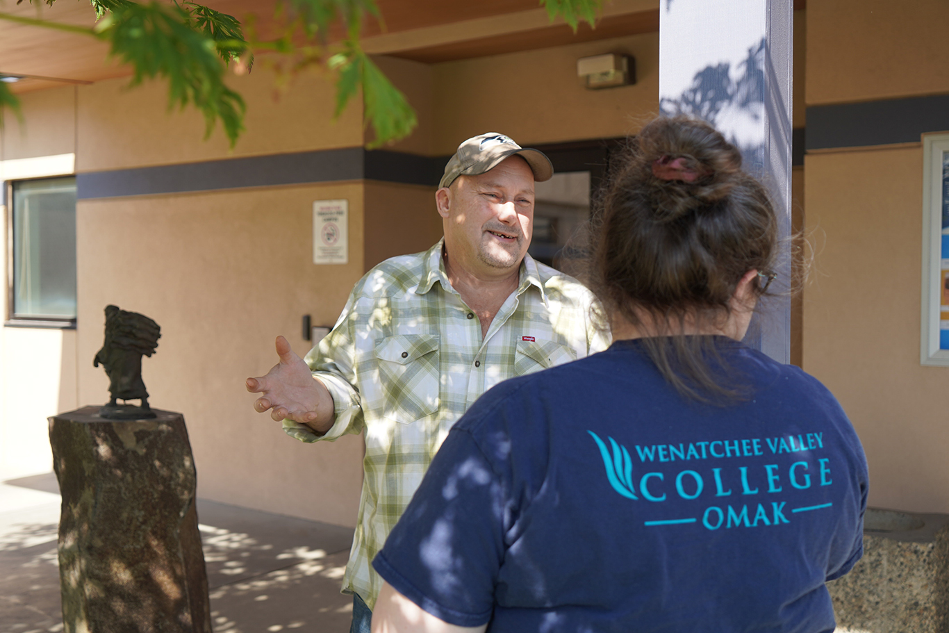 Un estudiante interactuando con un profesor