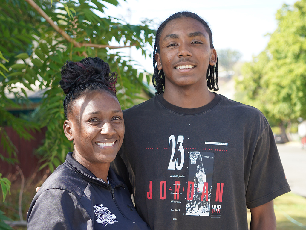 Padre con su hijo en el campus de Omak