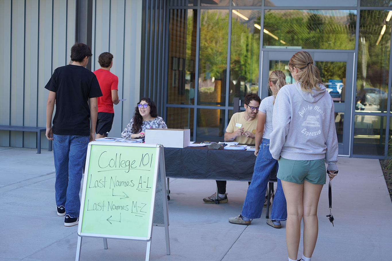 El equipo de Running Start ayuda a los estudiantes