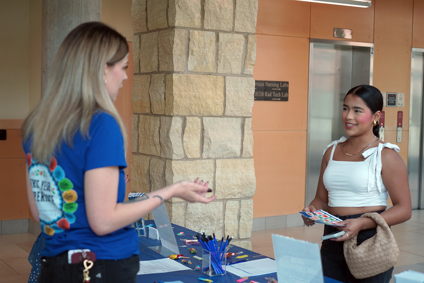 Miembro del personal que ayuda a un nuevo estudiante