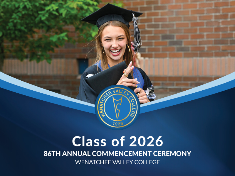 La portada del programa de la promoción de 2026, en la que aparece una joven con toga de graduación y sosteniendo su título.