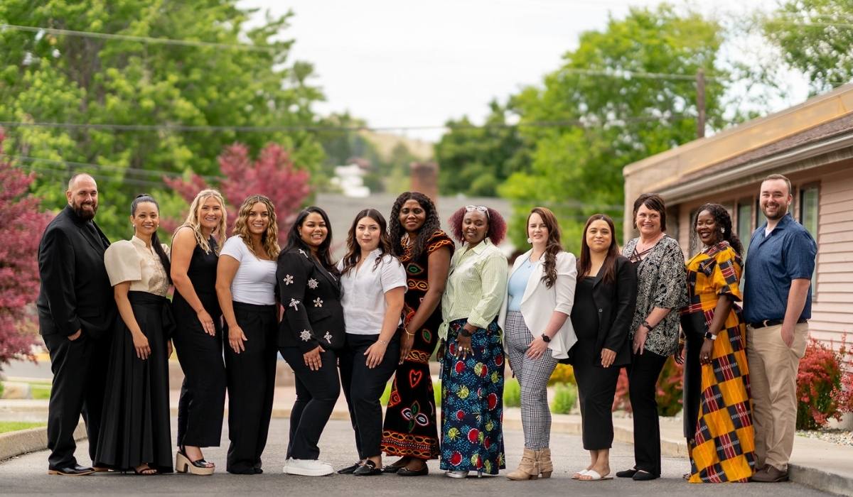 El grupo de estudiantes del programa de transición de LPN a BSN posando para una foto en el exterior