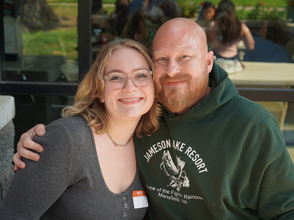 Padre o madre con un alumno de WVC en la sesión de orientación