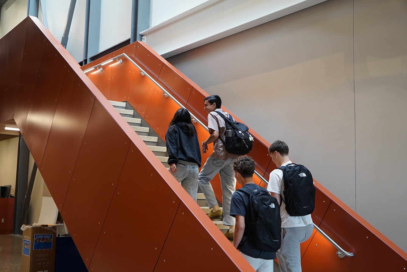 Estudiantes que se dirigen a clase en el edificio Mish ee twie