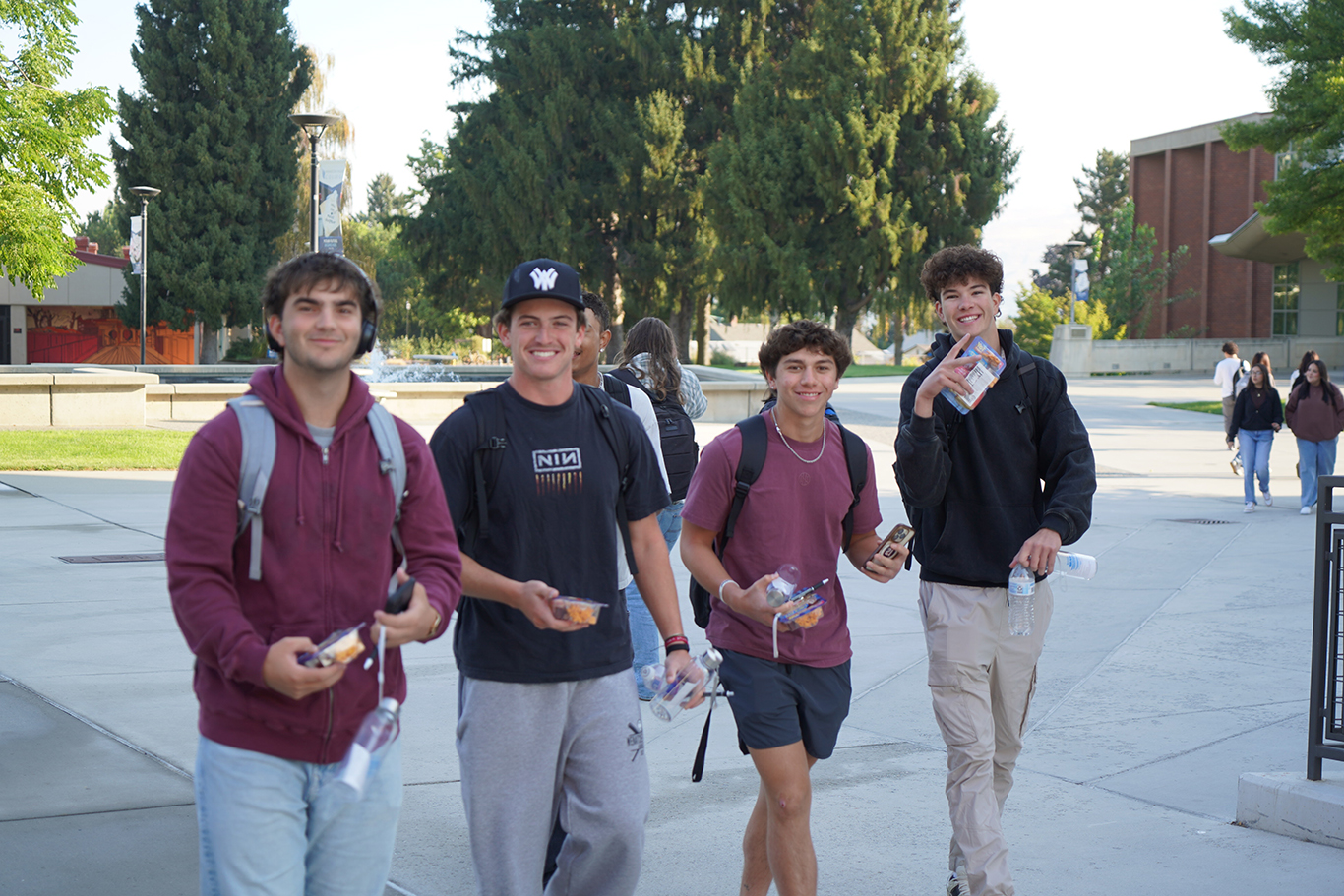 Estudiantes de béisbol paseando por el campus de Wenatchee