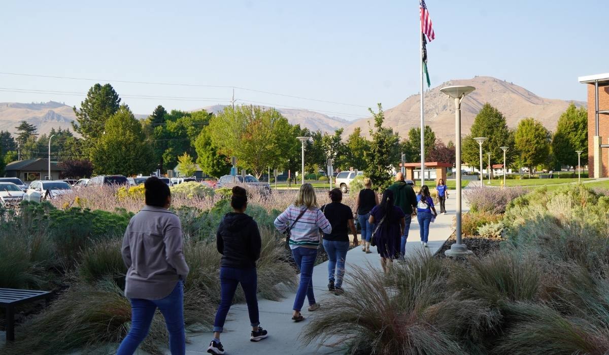 Estudiantes y padres en una visita guiada por el campus para nuevos alumnos, a cargo de Mish ee twie