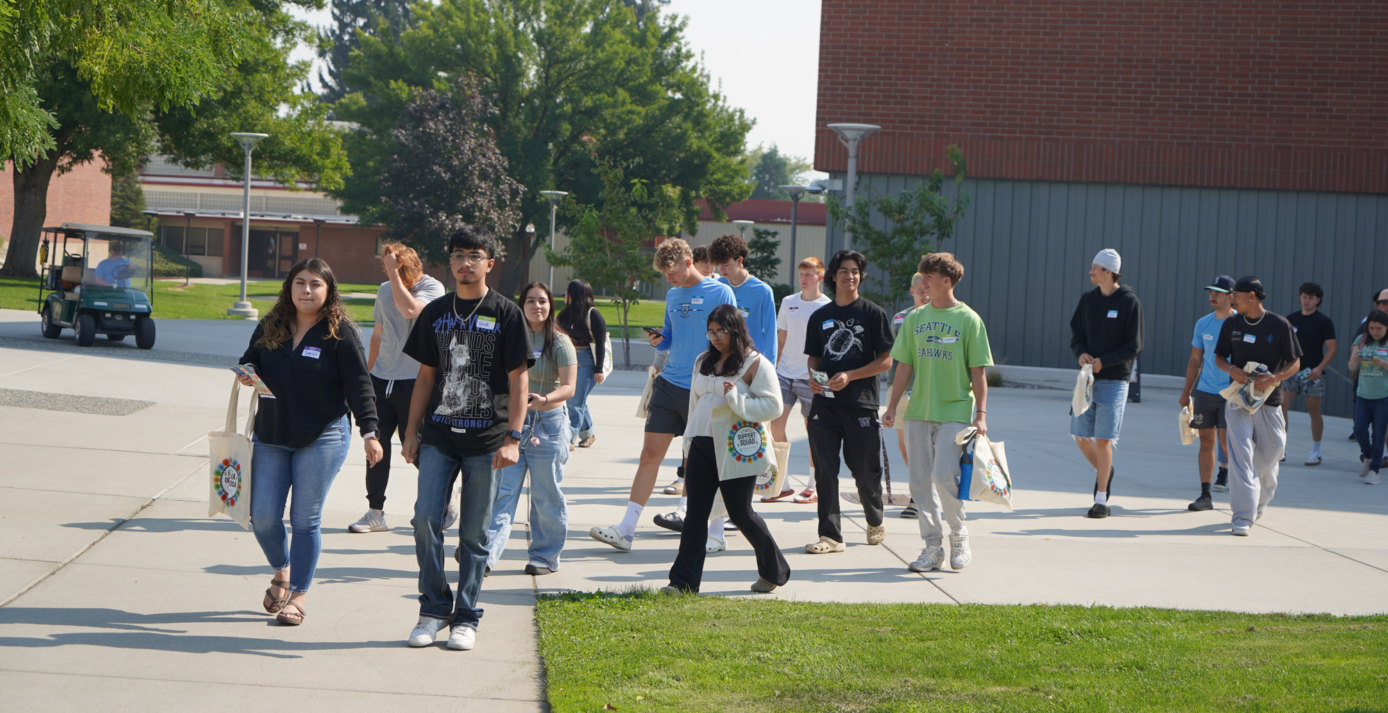 Estudiantes que están realizando una visita guiada por el campus de WVC en Wenatchee.