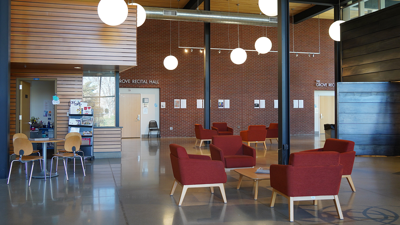 Una vista del interior del Centro de Música y Arte: la entrada a la Galería MAC, la entrada a la Sala de Recitales The Grove y la taquilla.