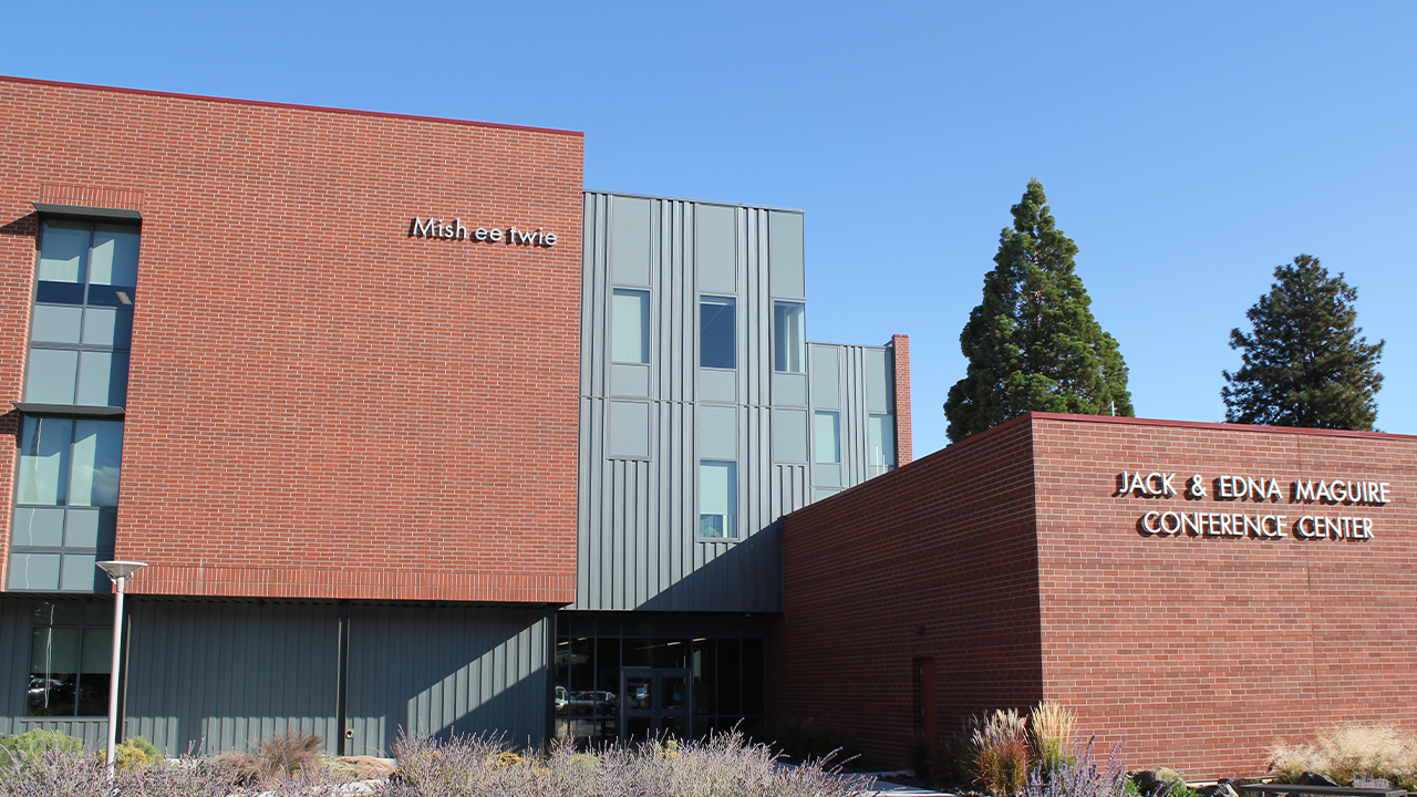 Vista exterior de Mish ee twie y del Centro de Conferencias Maguire