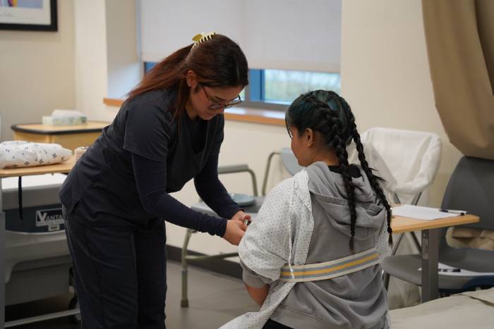 Dos estudiantes practicando sus habilidades en el laboratorio.