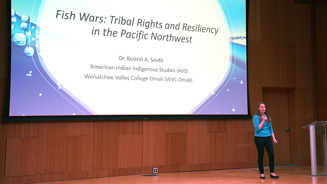 El profesor Kestrel Smith presenta «Fish Wars» en un acto del ciclo de conferencias «WVC Speaks» en la sala de conciertos The Grove.