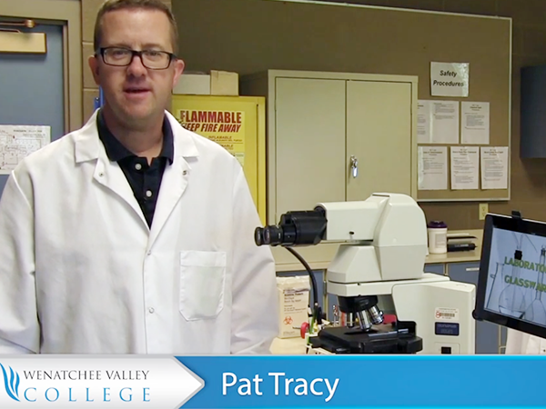 Pat Tracy, directora del departamento de Tecnología de Laboratorio Médico de WVC, vestida con una bata blanca de laboratorio, se encuentra en el laboratorio de MLT.