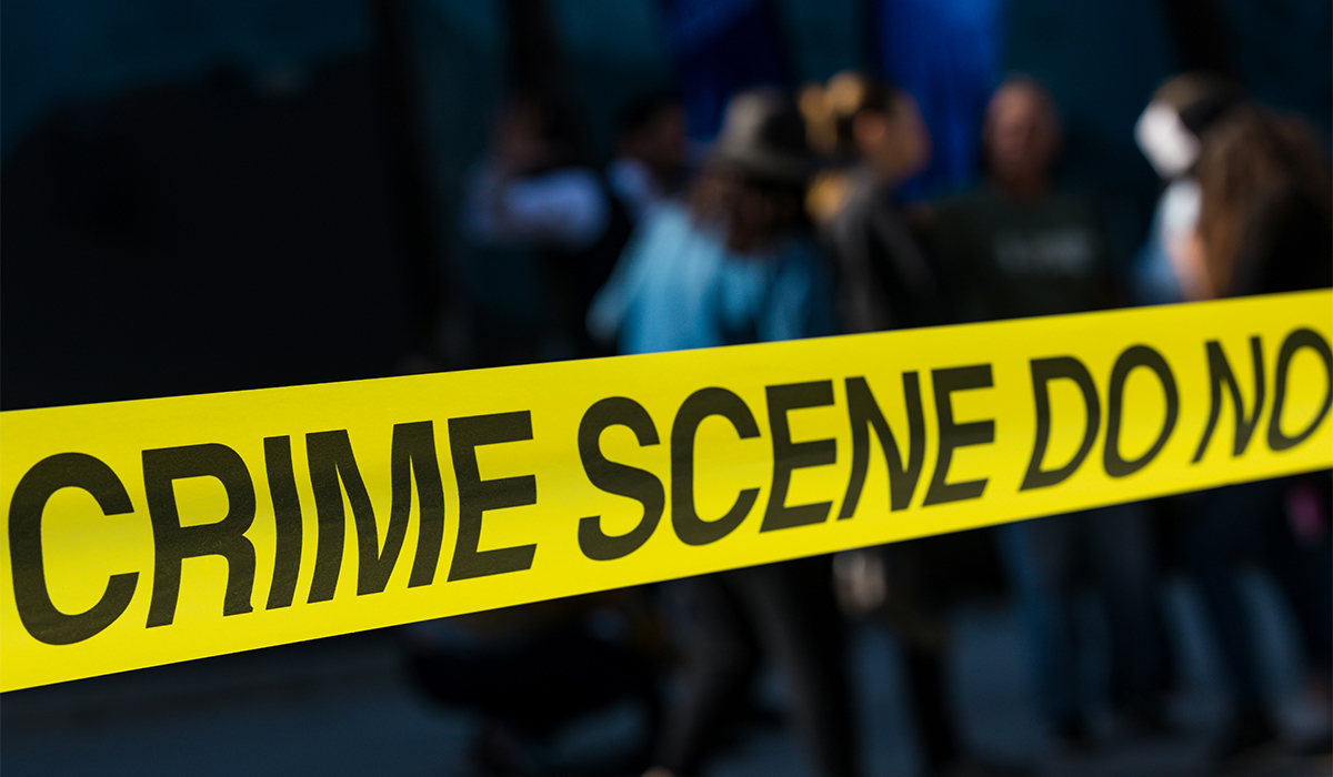 Una cinta amarilla de «Escena del crimen» sobre un fondo oscuro.