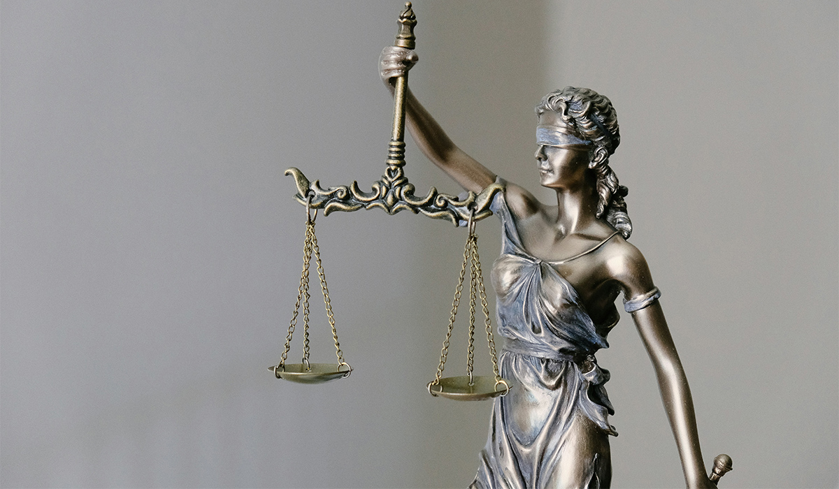 Una foto de una estatua de la Justicia