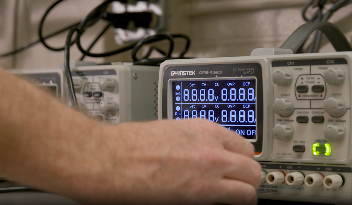 Una mano acciona un sistema de control.