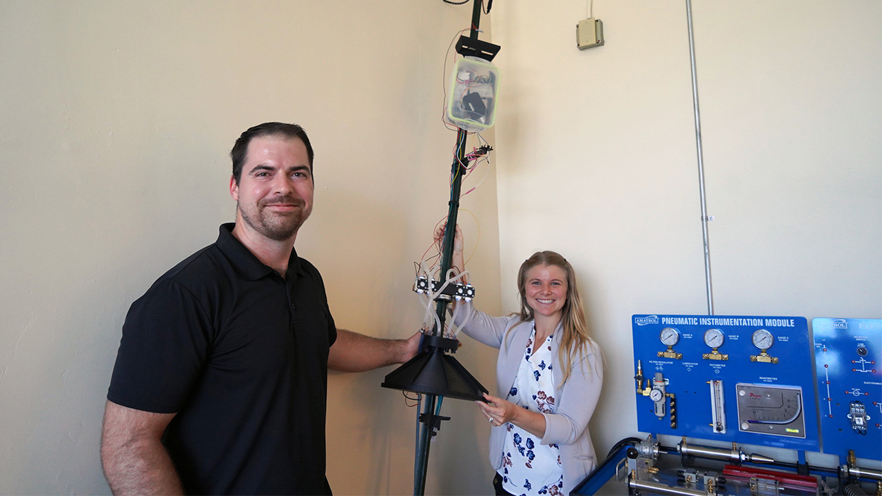 Dos estudiantes de Ingeniería de la WVC muestran un sensor de pesticidas que han creado como proyecto de fin de carrera.