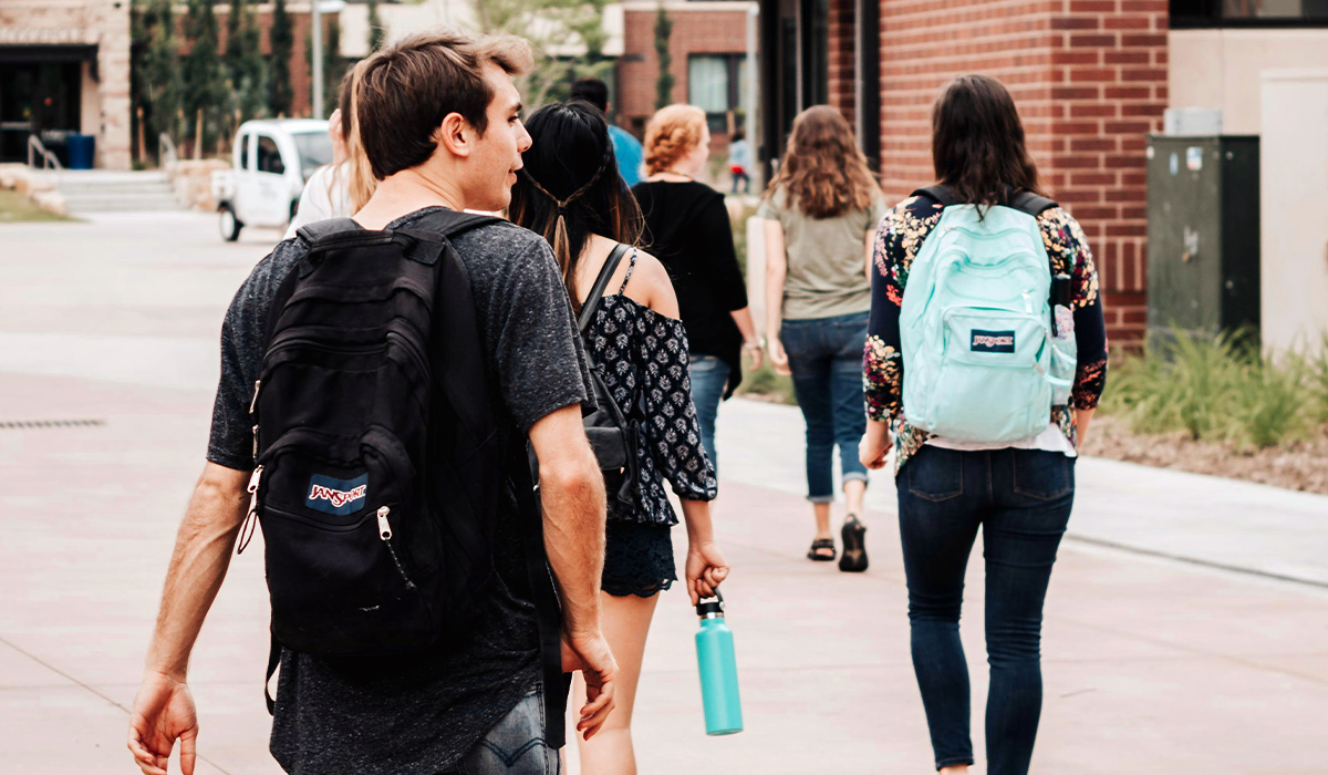 Un grupo de estudiantes que cruza la calle « campus ».
