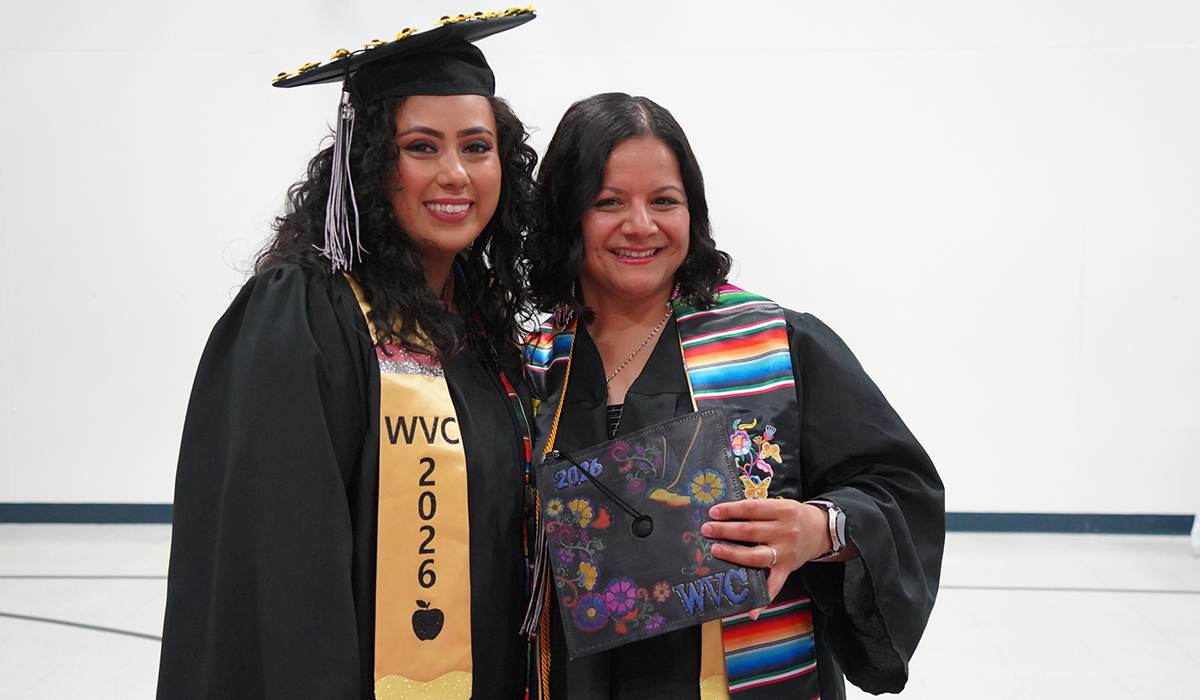 Dos graduados de WVC Omak sonríen a la cámara.