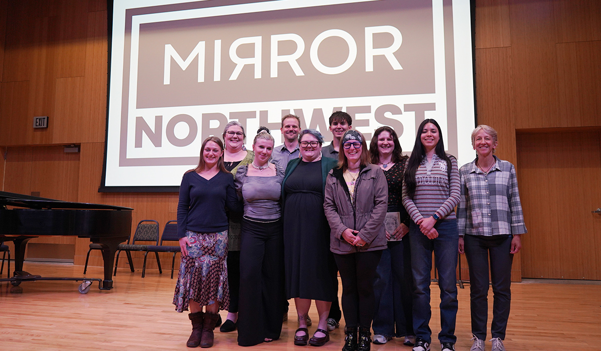 Un grupo de redactores y editores de Mirror Northwest se encuentra en un escenario.